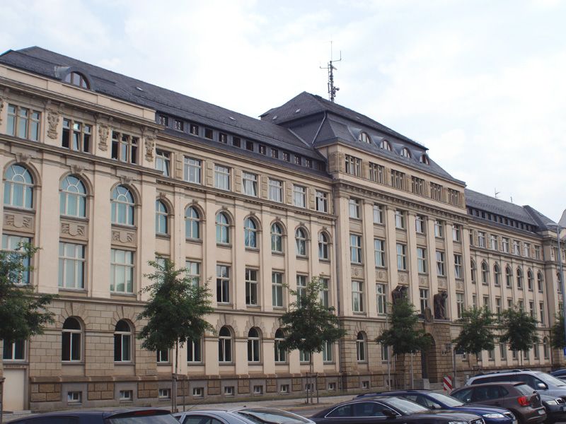 Polizeidirektion im ehem. Verwaltungsgebäude Hartmann-Werke
